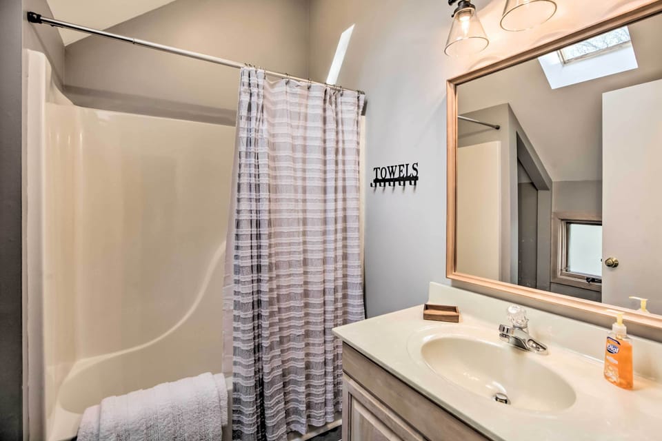 Full Bathroom | Hair Dryer | Complimentary Toiletries