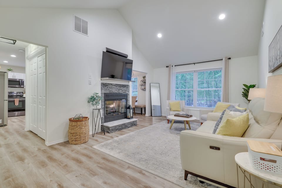 Living Room | Smart TV w/ Cable, Hulu, & Disney + | Central Heat & A/C