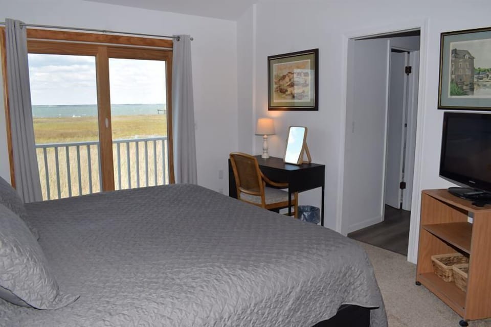 Main king bedroom with private full bathroom 