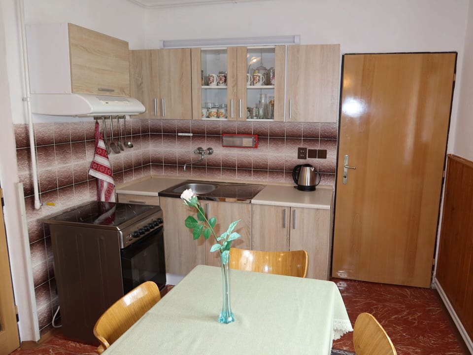 Table, Property, Furniture, Interior Design, Wood, Building, Chair, Flooring, Window, Floor