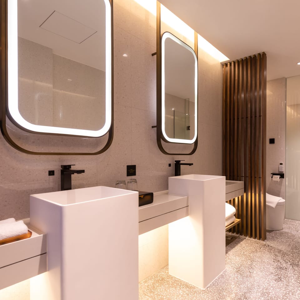 Executive Double Room | Bathroom | Shower, free toiletries, hair dryer, slippers