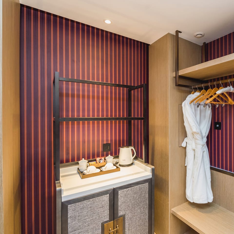 Deluxe Single Room, 1 Bedroom | Desk, laptop workspace, blackout drapes, soundproofing