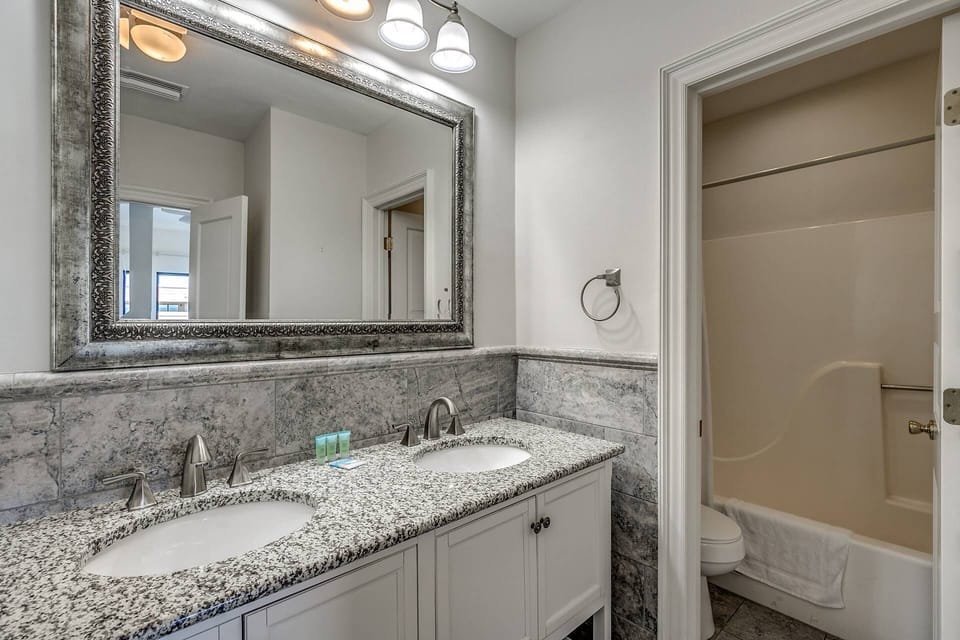 Guest 1 bath