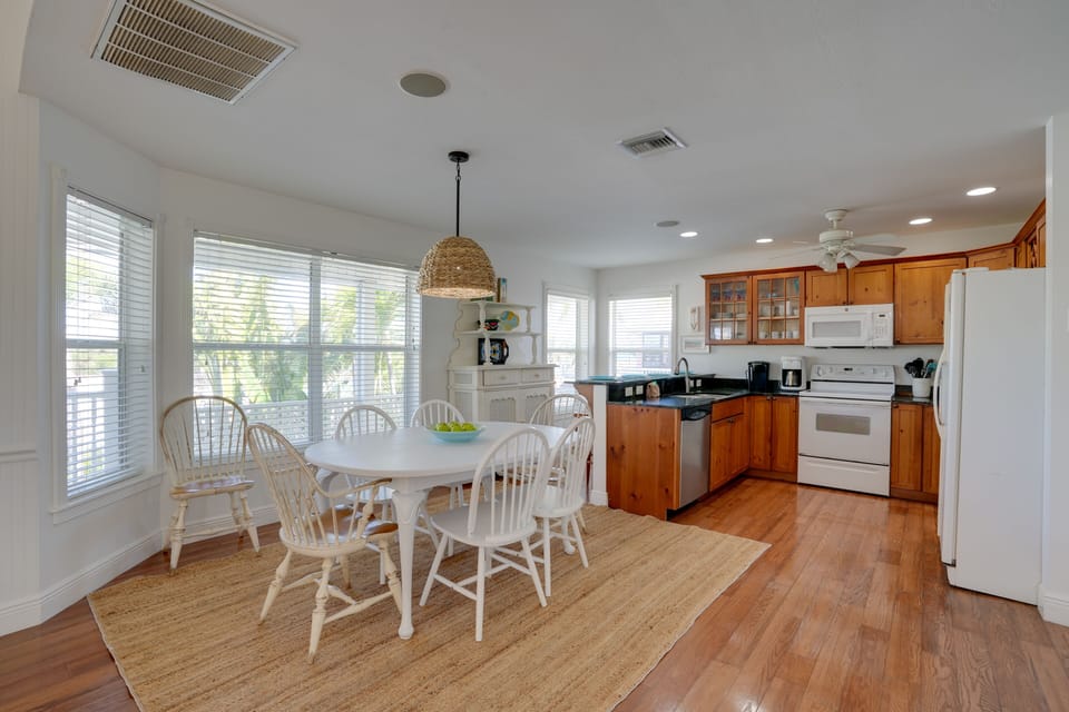 Dining Table | Dishware Provided