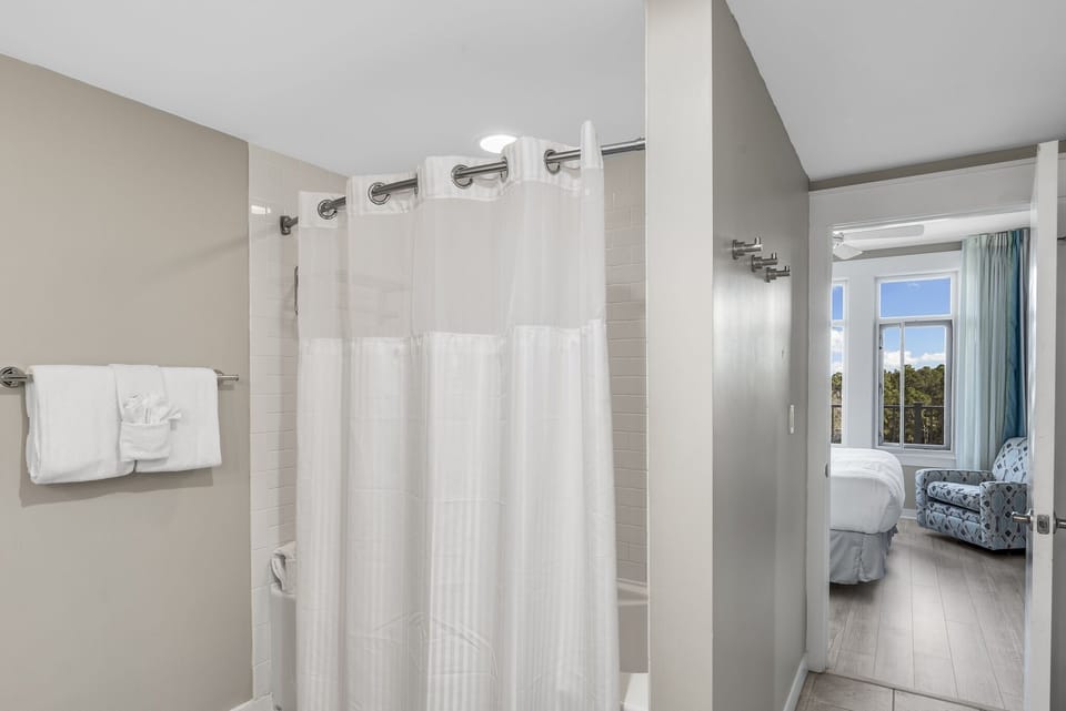 Bathroom With Tub/Shower Combo