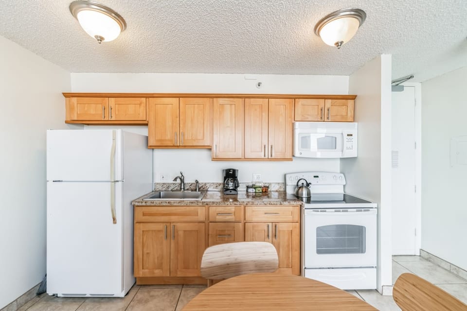 Condo, 1 Bedroom | Private kitchen | Fridge, oven, coffee/tea maker, toaster