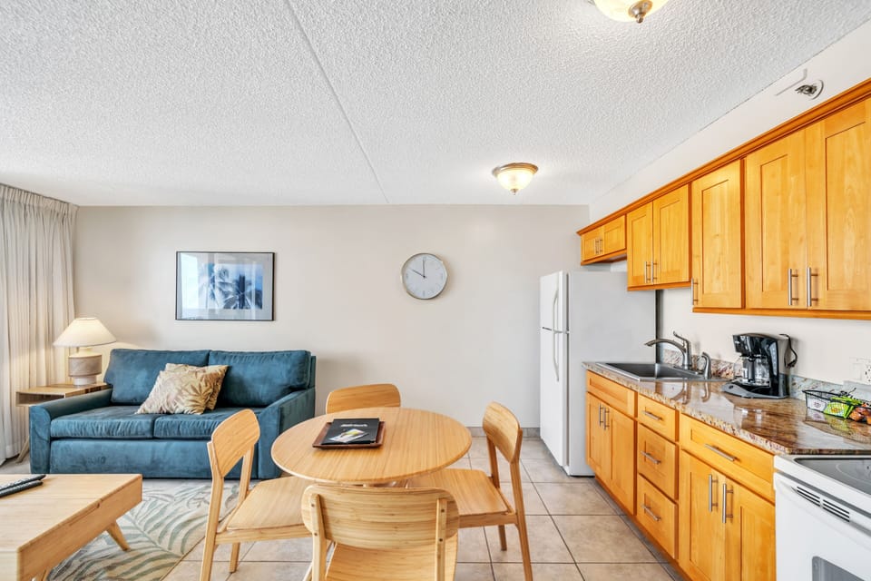 Condo, 1 Bedroom | Private kitchen | Fridge, oven, coffee/tea maker, toaster