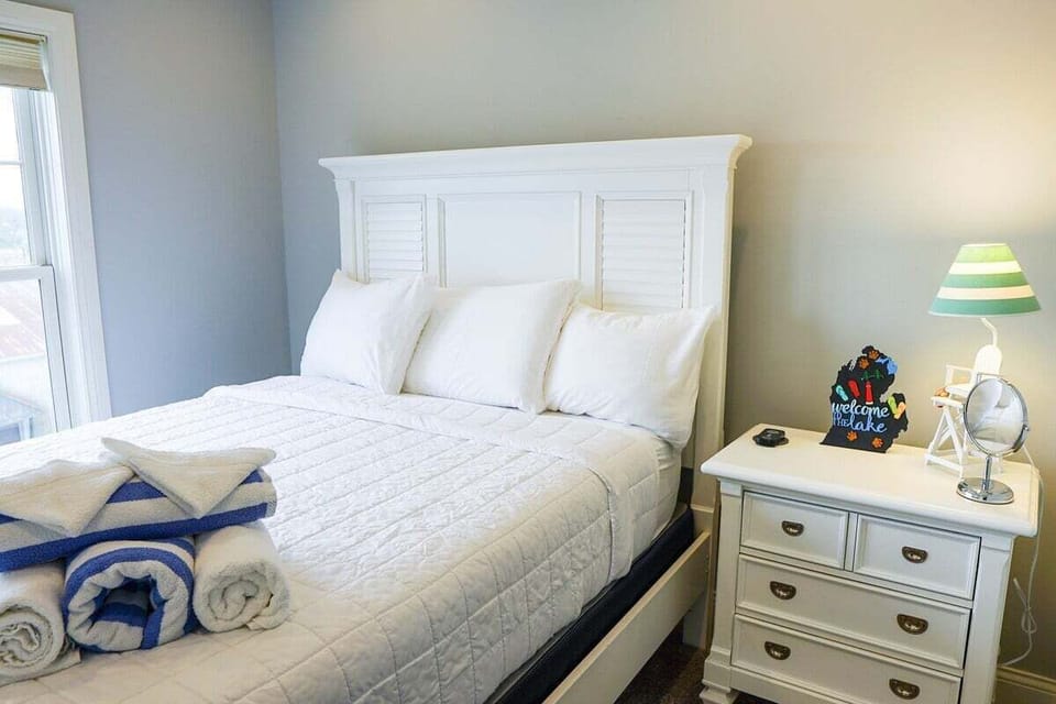 Bedroom #1: Queen Tempur-Pedic bed