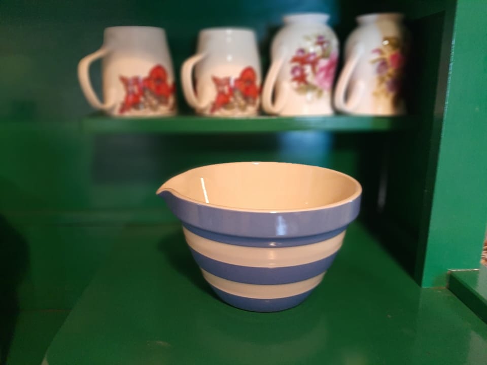 Cottage | Private kitchen | Fridge, oven, stovetop, electric kettle