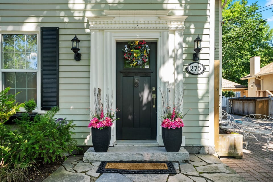 The Rosette House in Old Town Niagara-on-the-Lake sleeps up to 6 with 3 bedrooms and 2.5 bathrooms