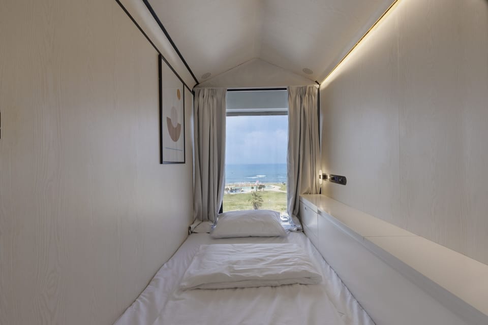 O Dreamy (Single Tall Sea View) | Desk, laptop workspace, soundproofing, free WiFi