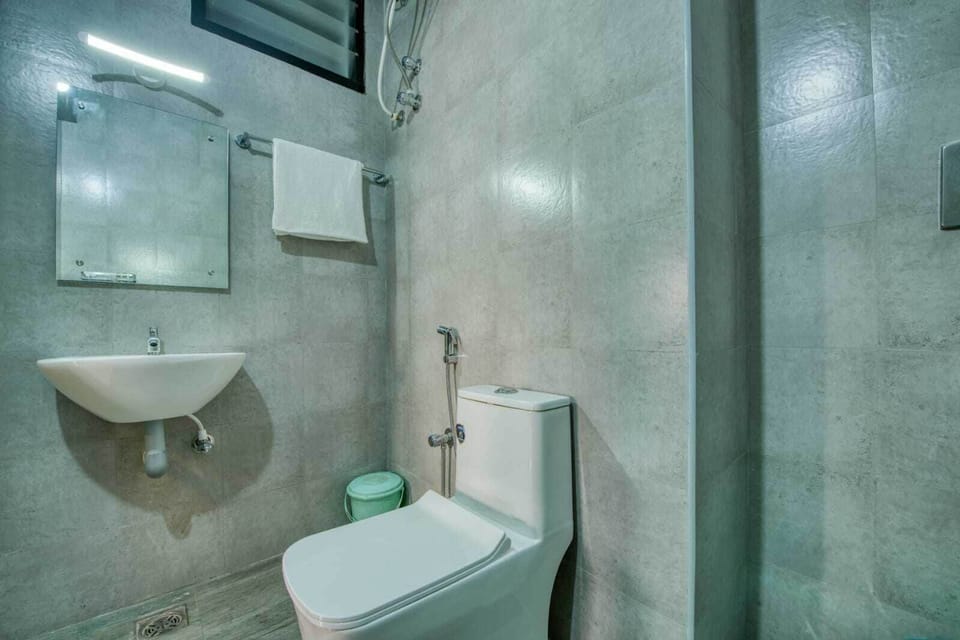 Executive Double Room | Bathroom | Shower, rainfall showerhead, towels