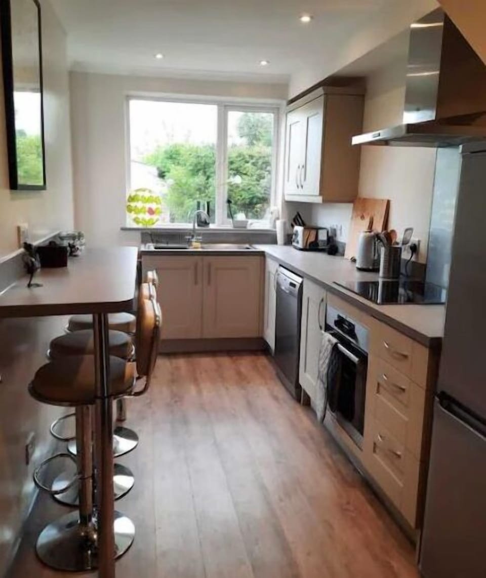 Fully fitted kitchen, with breakfast bar