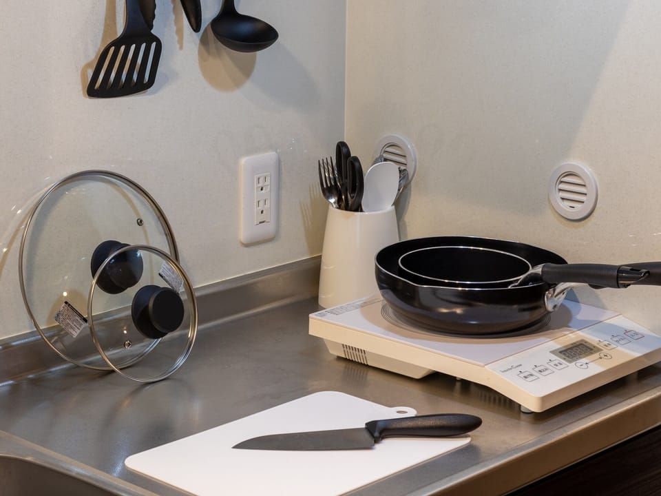 IH heaters, frying pans, pots, cutting boards, kitchen knives, cooking utensils, cutlery, etc. IH heaters, frying pans, pots, cutting boards, kitchen knives, cooking utensils, cutlery, etc.