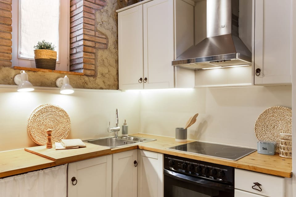 VISTA DE LA COCINA, TOTALMENTE EQUIPADA 
