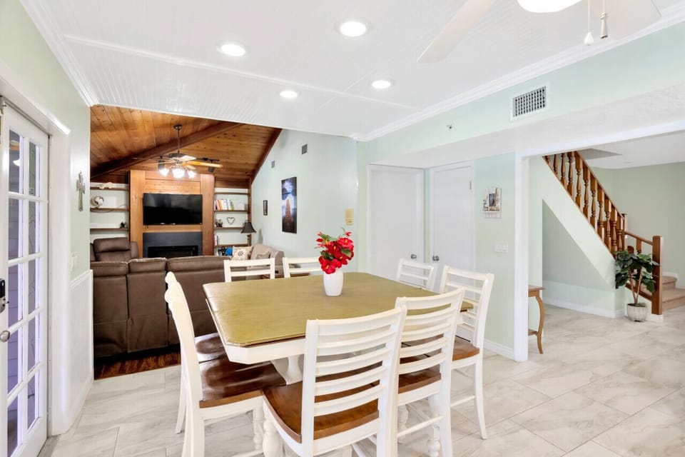 Dining seating for 8 with pool and lake views