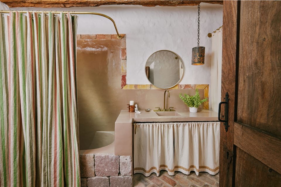 Juana | Bathroom | Combined shower/tub, free toiletries, hair dryer, towels