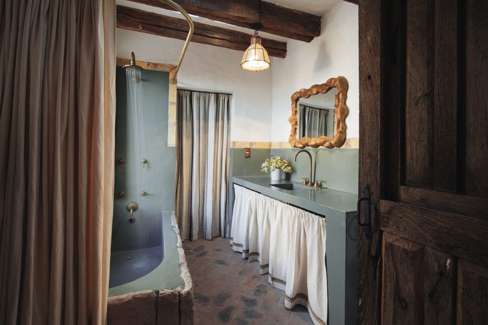 Su Hermana | Bathroom | Combined shower/tub, free toiletries, hair dryer, towels