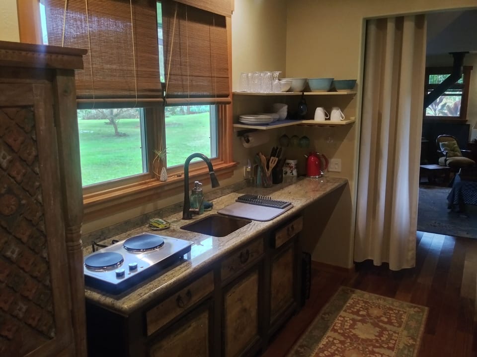 Simple but complete kitchen, perfect for preparing simple meals. 