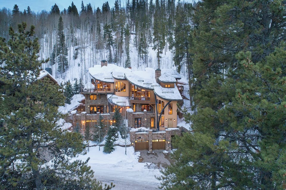 Exterior of entire duplex. THIS property is the RIGHT side.