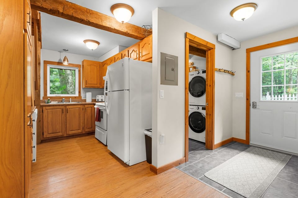 Kitchen & Entrance