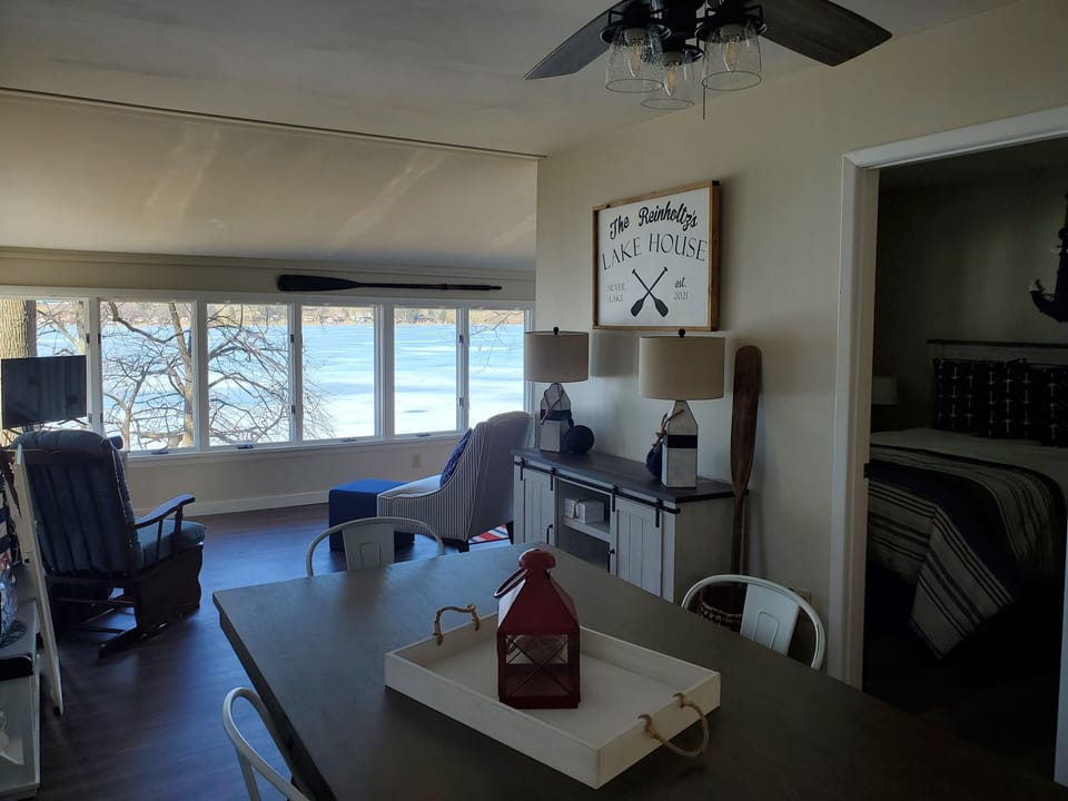 Seating for 6 at the dining table