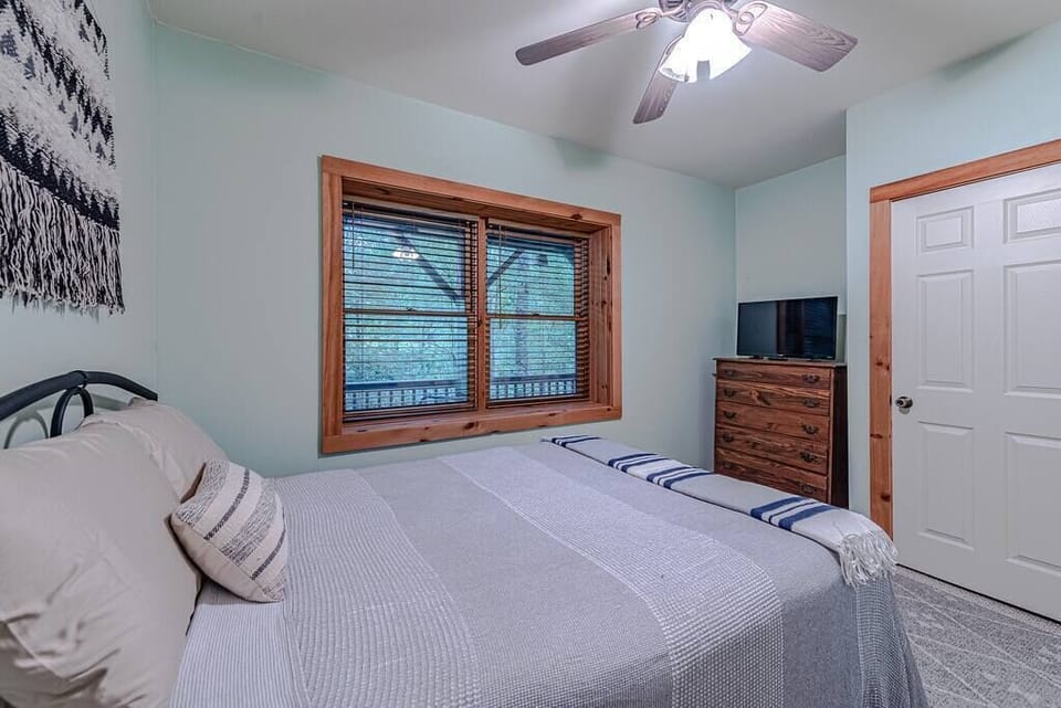 Queen bed in bottom bedroom