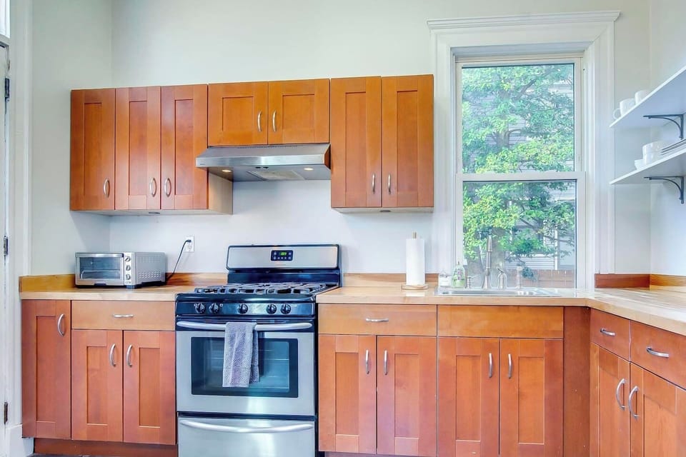 Full Kitchen and Dining Area