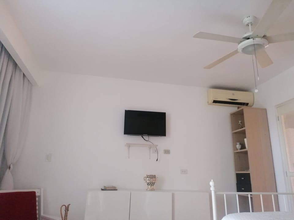 Room, 1 Bedroom, Smoking, Garden View | Room amenity