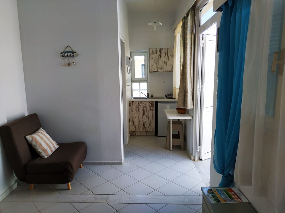 Studio, 1 Bedroom, Balcony, Pool View | Interior