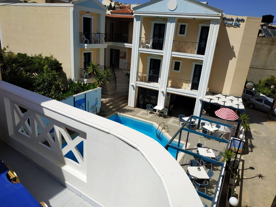 Studio, 1 Bedroom, Balcony, Pool View | Outdoor dining