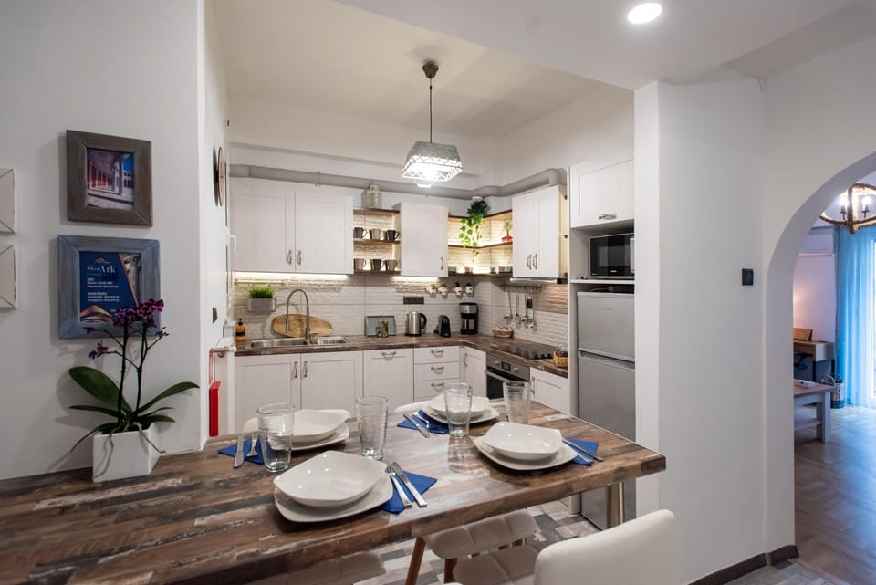 Romantic Apartment | Private kitchen | Full-size fridge, oven, stovetop, dishwasher