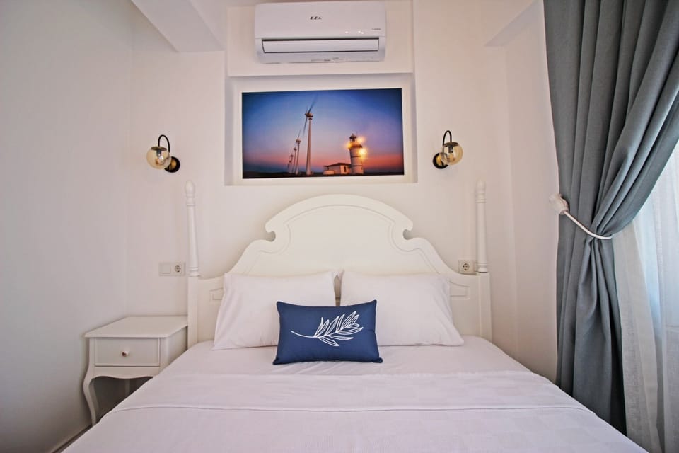 Deluxe Double Room, Balcony, Sea View | Free WiFi, bed sheets