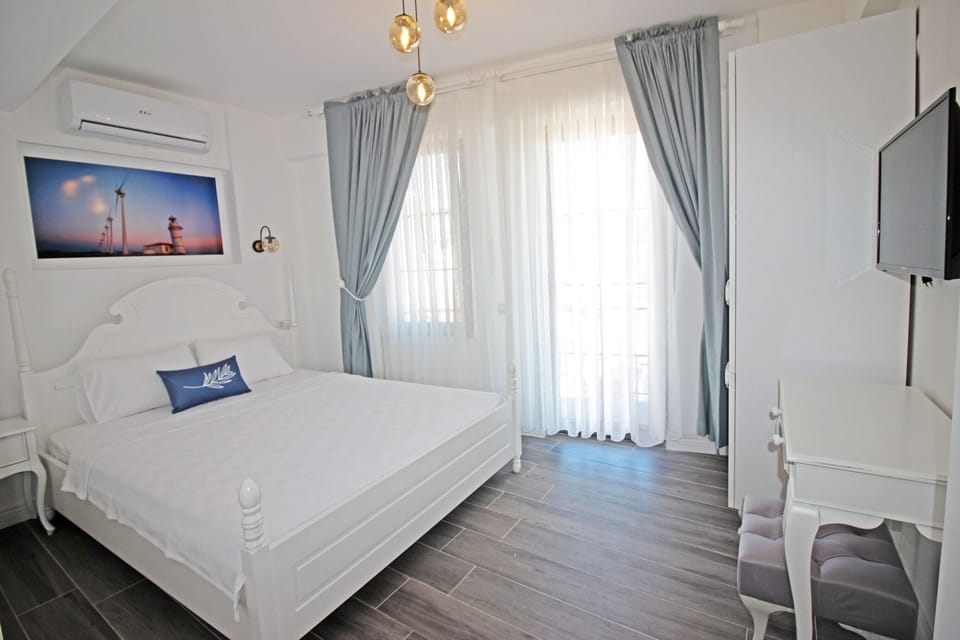 Deluxe Double Room, Balcony, Sea View | Free WiFi, bed sheets