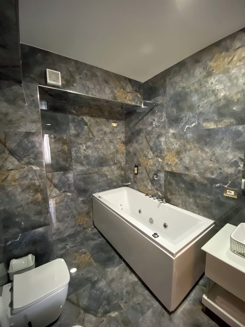 Superior Double Room | Bathroom | Bathrobes, slippers