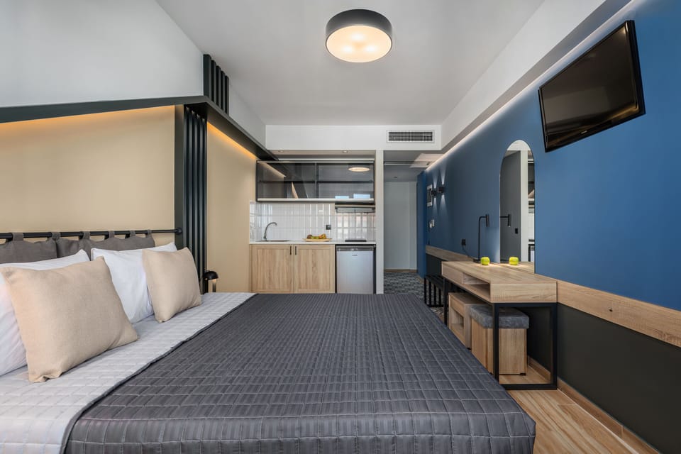 Superior Room | Desk, laptop workspace, blackout drapes, soundproofing
