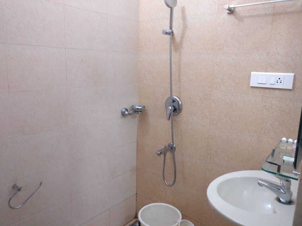 Deluxe Double Room | Bathroom | Shower, rainfall showerhead, towels, soap