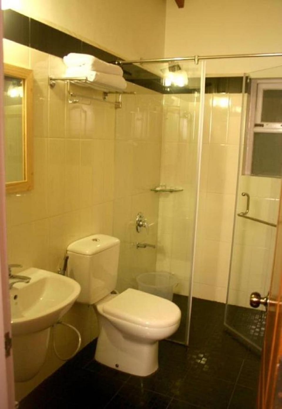 Deluxe Room | Bathroom | Shower, rainfall showerhead, towels