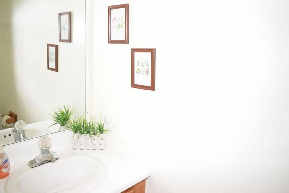 1st Floor 1/2 Bathroom