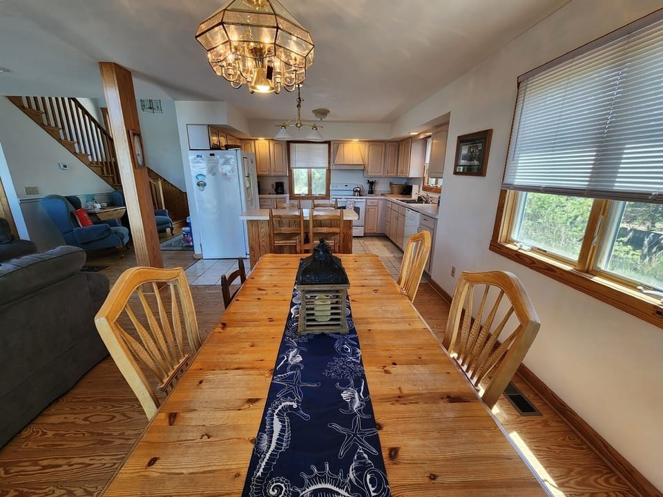 Shell Seeker dining area - comfortable for everyone.