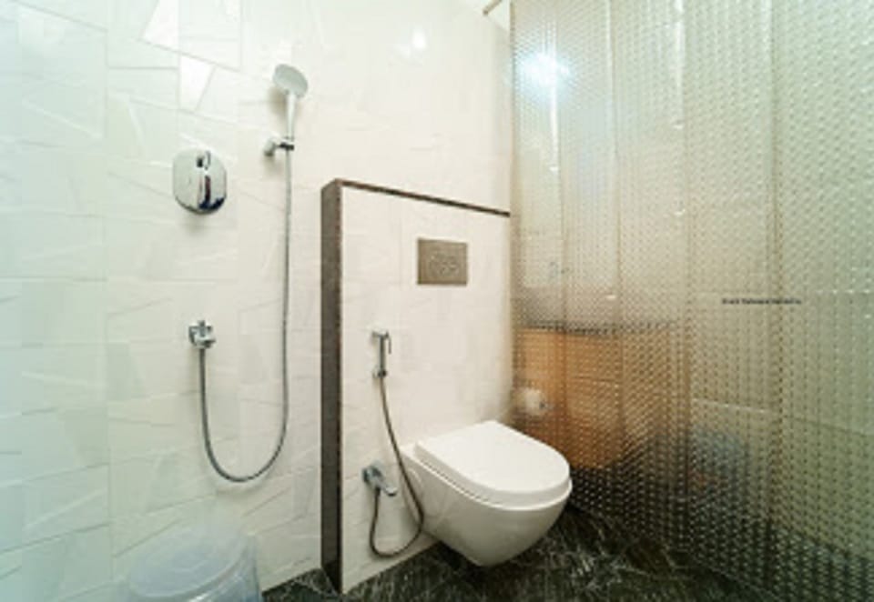 Shower, rainfall showerhead, free toiletries, towels