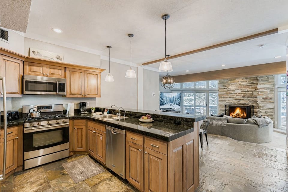 Condo, 2 Bedrooms | Private kitchen | Fridge, oven, coffee/tea maker, toaster