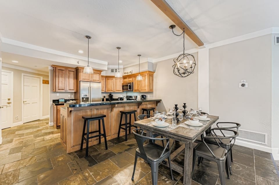 Condo, 2 Bedrooms | Dining