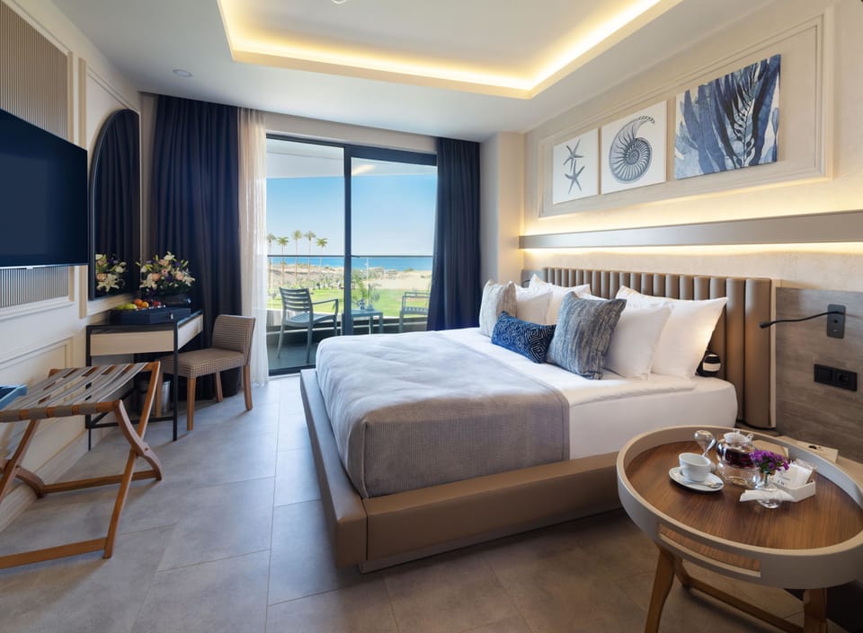 Family Room | Hypo-allergenic bedding available, down comforters, minibar (free items)