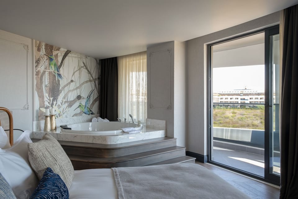 Unique Suite | Hypo-allergenic bedding, down comforters, free minibar, in-room safe