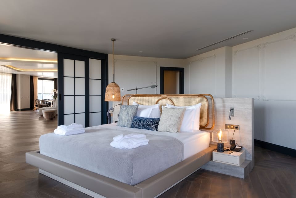 Unique Suite | Hypo-allergenic bedding available, down comforters, minibar (free items)