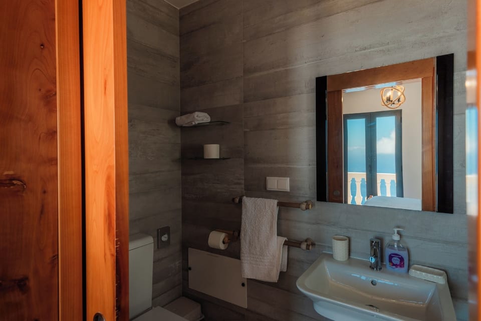 Ensuite Bathroom with Power Shower and opening window