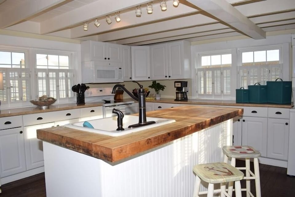 We love the Kitchen Island and all the counter space!