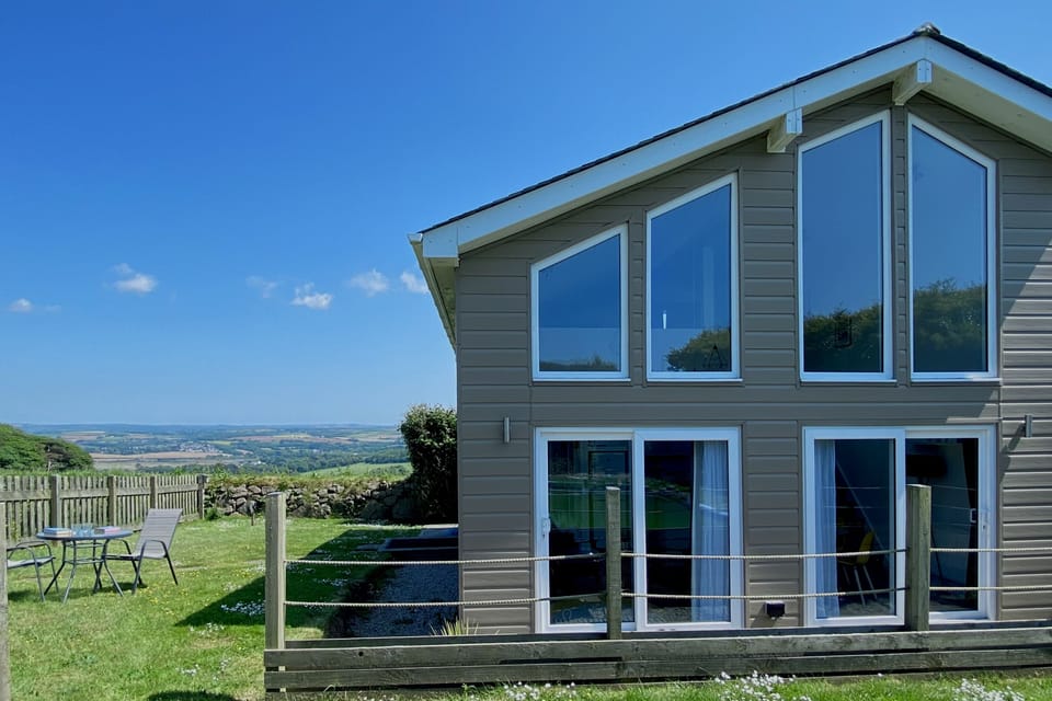 Private side garden overlooking Hayle estuary.