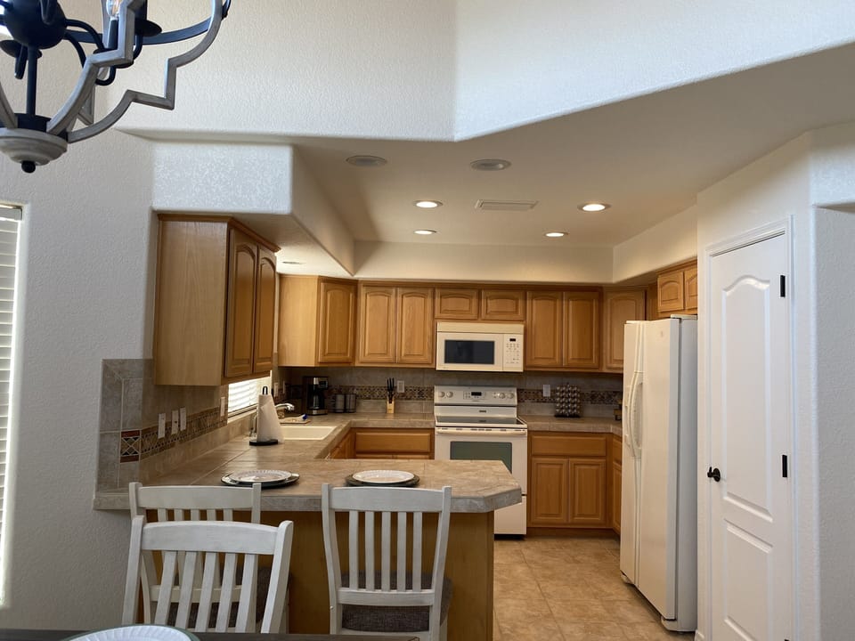 Kitchen, Bar, Coffee Area & Fridge w/ filtered Ice & Drinking Water